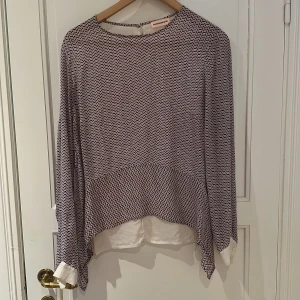 Custommade - Blus i 100 % siden storlek 40. Vinröd / blå / vit