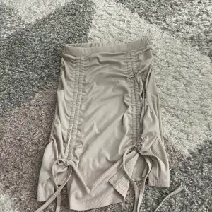 Säljer denna kjol från shein då den inte kommer till användning längre Storlek 34/xs