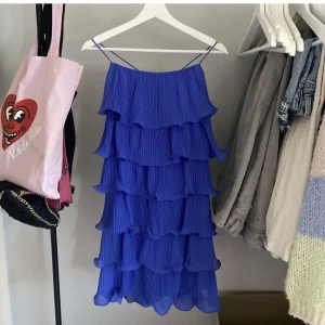 Blå volangklänning - Super söt volangklänning som ser exakt ut som other stories blåa klänning. 