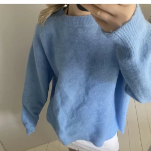Blå stickad tröja  - Jätte fin blå stickad tröja från zara som ej kommer till användning💕 så skönt material och knappt använd! 