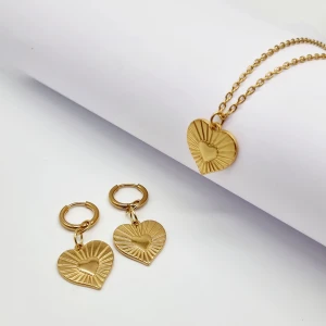 Halsband och örhängen set - "♡" Material-kedja-rostfritt stål. Örhängeskrokar-rostfritt stål,längd-4cm. Längd: 42cm. Hängsmycke-2cm 