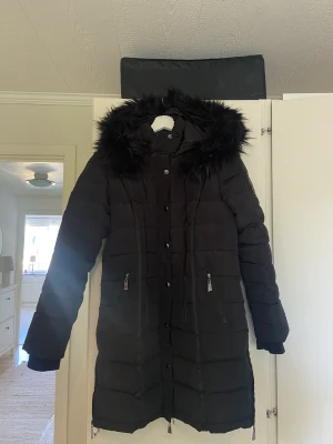 Chiara Forthi vinterjacka  - Vinterjacka från Chiara Forthi, strl 40. Orginalpris: 2300kr  Fint skick!  Pris kan diskuteras. 