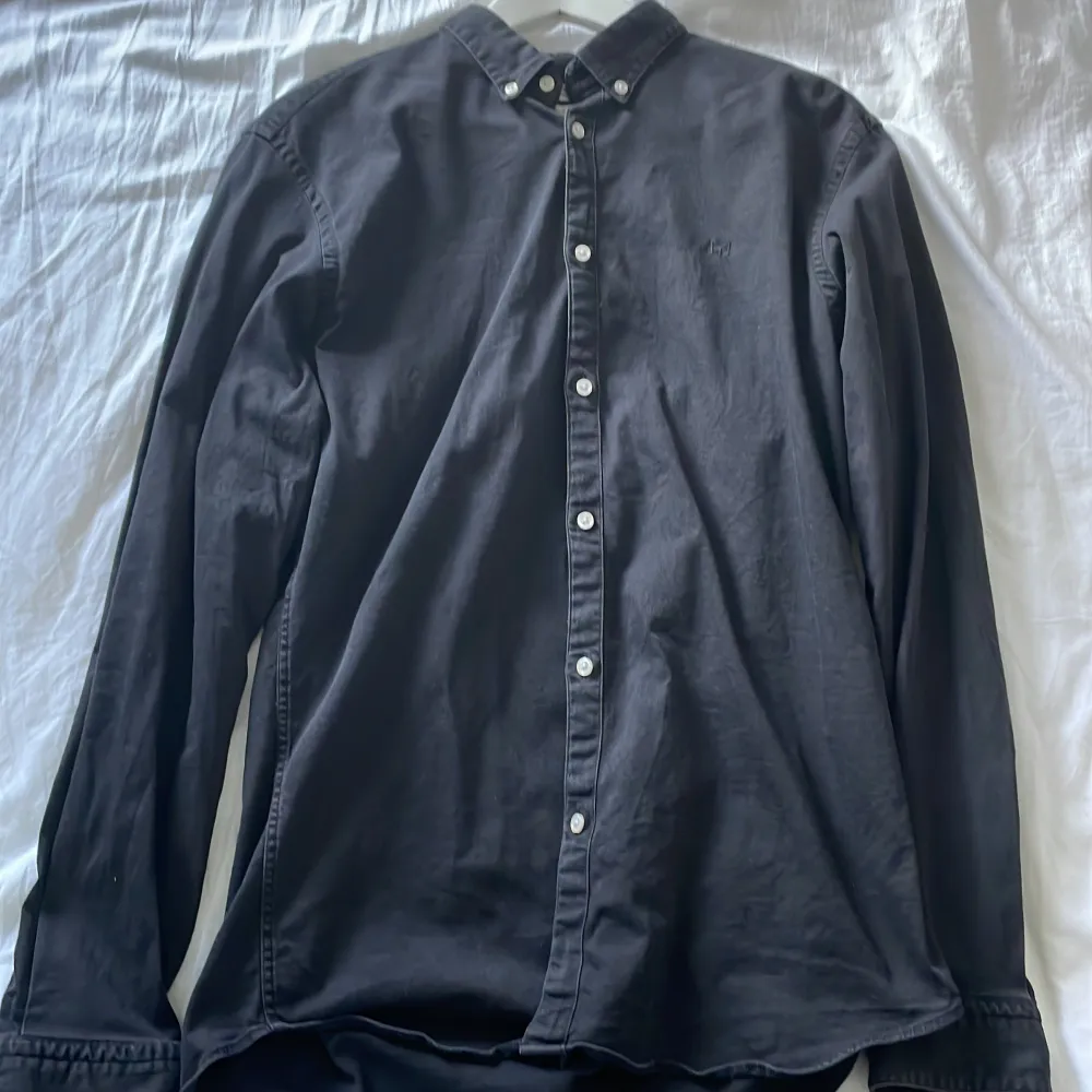 Svart stjorta från Jack&Jones i färgen svart riktigt bra skick, knappt använd. Skjortor.