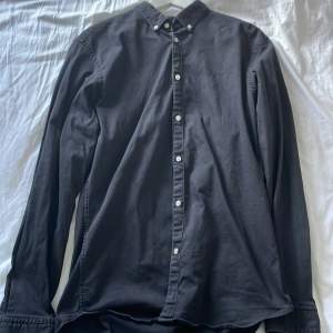 Svart stjorta från Jack&Jones i färgen svart riktigt bra skick, knappt använd