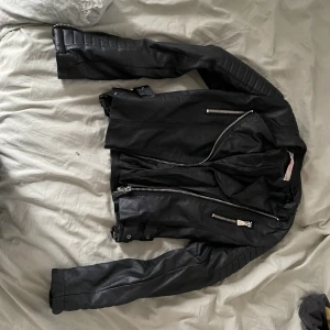 Läderjacka - Läderjacka från Chiquelle strl XS aldrig använd! 😇🍰 