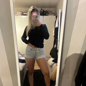 Levi’s shorts - Säljer dem här väldigt fina Levi’s 501 shortsen i storlek W27. Dem är i väldigt fint skick och det är inga  fläckar eller skador på dem. Köpta för 670kr.