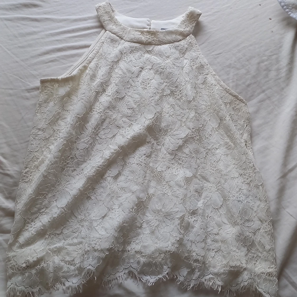 Vit blus med blomster spets