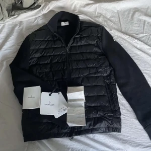 Moncler cardigan - Säljer nu min moncler cardigan för den har blivit för liten kvitto samt tags finns.tveka inte på att höra av er