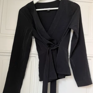 Kimono knytblus - Jättefin matt svart kimono-aktig knytblus 🖤 