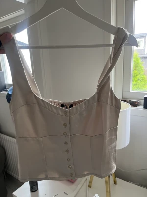 Blus topp ifrån gina - Söt topp ifrån ginatricot aldrig använd, i storlek S