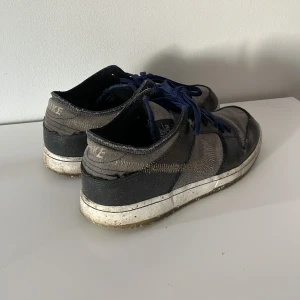 Nike SB Dunk Low ”Carter” - Säljer ett par använda Nike SN Dunk Low ”Carter”. Storlek 44 men kan passa dig även om du har en annan storlek. Nypris: 2500kr Slitage finns men inget extremt. 