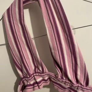 Topp - Säljer denna snygga toppen som passar för olika tillfällen, Strl S