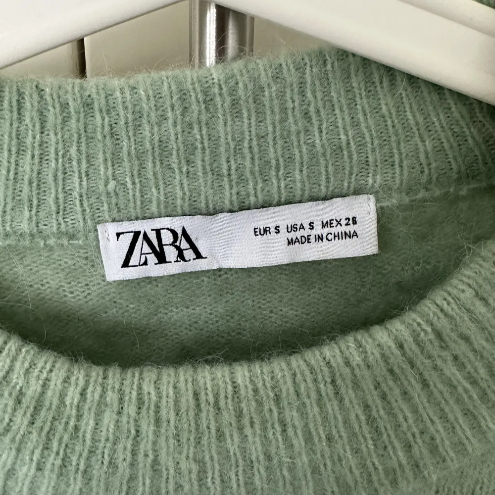 Mintgrön finstickad tröja från Zara i Jättemjukt material. Använd 2-3 gånger och i jättebra skick . Stickat.