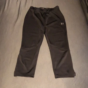 Svarta Träningsbyxor  - Har tränat i din några gånger. Men dem blev för små nu. Byxor för barn  