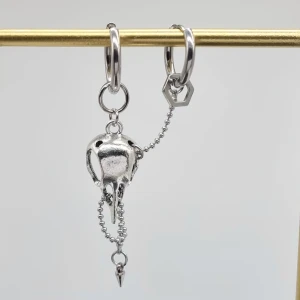 Handgjorda örhängen  - Handgjorda örhängen ●Material- rostfritt stål och zinklegeringar ●Gjord i bra kvalitet 💎Örhängeskrokar -rostfritt stål . Nickel fri.☆☆ 60kr/st eller 120/par☆☆Längd -6cm [Frakt 15kr]