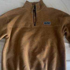 Säljer denna oversize bruna fleece tröja från junkyard 