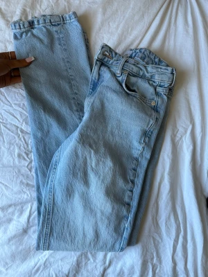 Zara mid Rise jeans - Säljer dessa supersnygga mid waist jeansen från zara med en slits i storlek 36. De är i superfint skick och sitter bra i längden på mig som är 173! Hör av er vid fler frågor💞