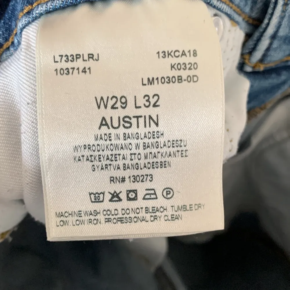 Storlek W29 L32. Modell Austin. Använda men i mycket gott skick. Jeans & Byxor.