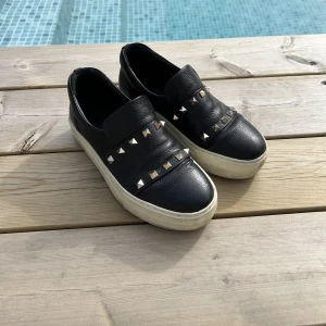 SKOR strl 37 - Sjukt snygga skor i storlek 37. Slitna i ena hälen(se bild 3). Pris kan diskuteras. 