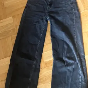 Svarta/väldigt mörkgråa vida jeans från weekday i modellen Ace. Ganska använda men inga defekter! och i bra skick!