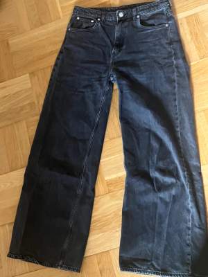 Svarta/väldigt mörkgråa vida jeans från weekday i modellen Ace. Ganska använda men inga defekter! och i bra skick!