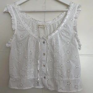 Söt topp - Världens sötaste topp, helt oanvänd från urban outfitters. Går att knäppa upp helt ❣️