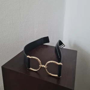 Skärp - Skärp med gulddetalj och som knäpps i ryggen. Från H&M. Använd 1 gång. Vid frågor om längd/bredd skicka meddelande 😊
