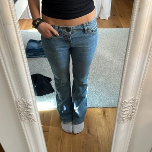 Ljusblå lågmidjade jeans  - Såå fina ljusblå lågmidjade jeans!!!