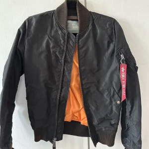 alpha industries - Mer svart i verkligheten! Super fin bomberjacka! 