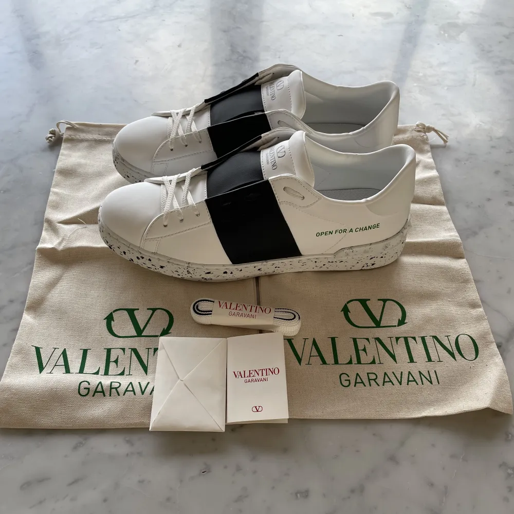 Valentino Garavani Open For A Change Sneaker. Skick 10/10 helt nya, aldrig använda. Allt medföljer, box, dustbag, extra snören, lapp osv. Nypris cirka 7000kr. Kan gå ner i pris vid snabb deal! Om ni undrar något, kontakta oss!🤝. Skor.