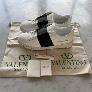 Valentino Garavani Open For A Change Sneaker. Skick 10/10 helt nya, aldrig använda. Allt medföljer, box, dustbag, extra snören, lapp osv. Nypris cirka 7000kr. Kan gå ner i pris vid snabb deal! Om ni undrar något, kontakta oss!🤝