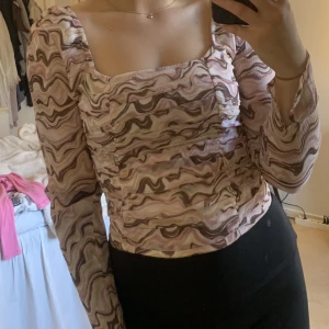 Topp - Superfin topp med slits på ärmarna. Aldrig använd, endast testad!