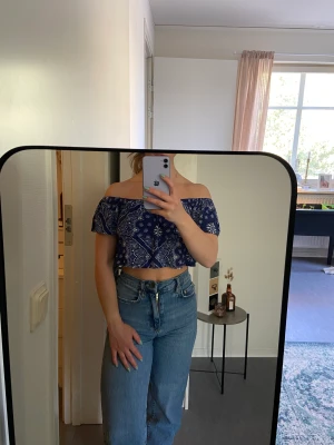 Söt sommartopp - Kort topp som går att ha på två sätt, antingen off shoulder (bild ett) eller on shoulder (bild två). Superfin färg och toppenkvalitet!🌸
