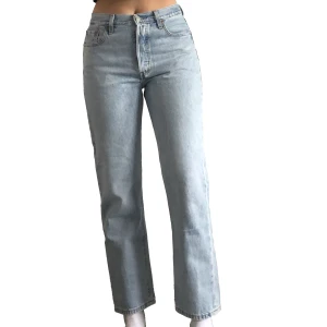 Levi’s 501 mom jeans  - W28L30 Material: 100% bomull  Skick: nyskick (lånade bilder men jeansen är använda ca 3 ggr)  Står L28 på jeansen men jag har vanligtvis L32 och kunde ha dem. Skulle säga mer som L30