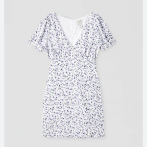 Blommig klänning - Säljer en jättefin blommig klänning från pull&bear.🌸  Storlek S, aldrig använd och prislappen är kvar💕 Säljes pga att den är för liten för mig. 