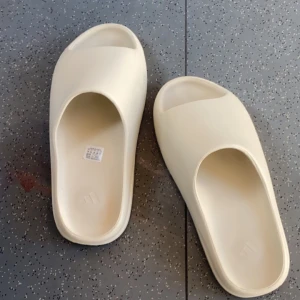 Yeezy slides - Använda i gott skick! Pris kan diskuteras vid snabb affär! St-44