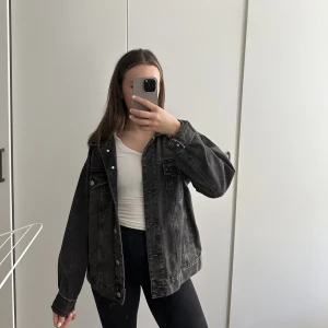 Oversized jeansjacka  - Jeansjacka från bikbok som inte riktigt kommit till användning så mycket. Storlek S och har inga som helst defekter då den knappt är använd!🤍