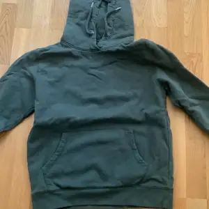 En grön hoodie använd ca 2 gånger i storlek s