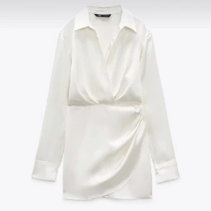 Zara vit silkesklänning  - Vit silkes klänning storlek s från zara i bra skick. Nypris 399❤️