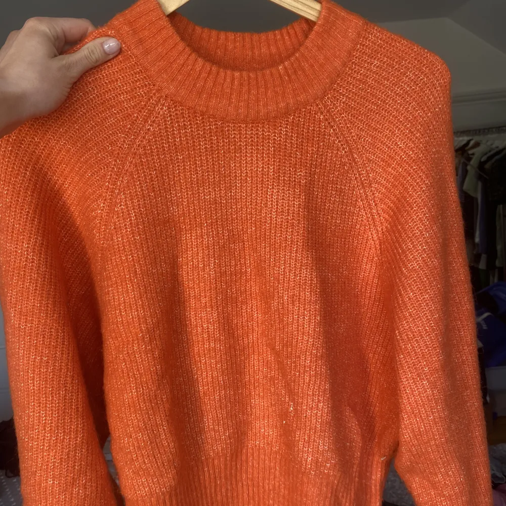 Stickad orange tröja som är jättemysig . Tröjor & Koftor.