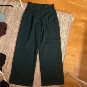 Kostymbyxor Monki - Storlek 40, bra skick. Rätt oversized med vida ben. En slags grön färg. Pris kan diskuteras :)