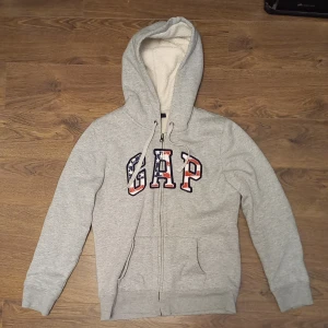 Dope GAP hoodie - As fet grå gap zip hoodie med inbroderat logga med usa flagga. Storlek S men passar också xs. Kan mötas upp i malmö, Priset är inte fast. 