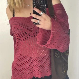 Rosa stickad tröja - Säljer denna off-shoulder tröja köpt secondhand, bra skick! Skriv för fler bilder