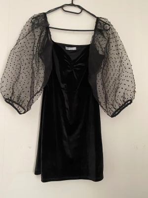 Klänning  - Köpt i Spanien, använd 1 gång. Storlek M men skulle säga den är mer storlek S