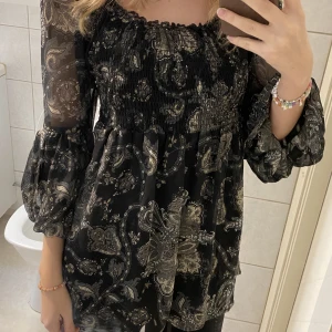 Blus  - Svart blus i paisly mönster från Dress house. Står att den är storlek L men sitter fint på mig som har Small 🌚