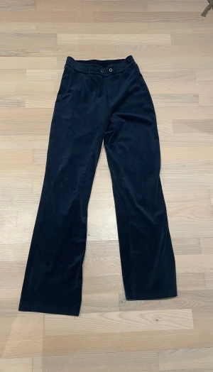 Gina mjukisbyxor - Ett par mörkblåa mjukisbyxor från Gina tricot. Har ej några snören, mjukt material 💙