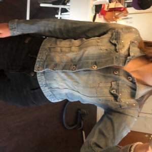 Jeans jacka jag har strl XS/S meddela för mer info