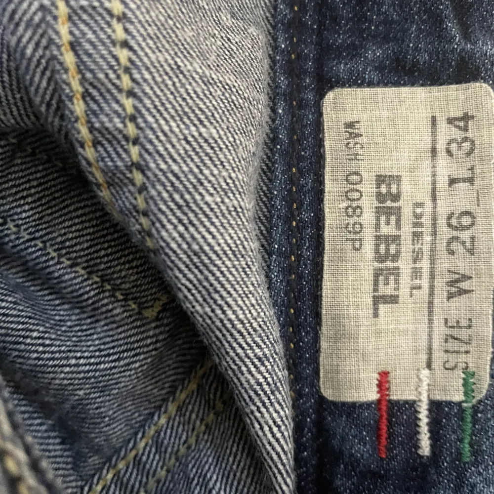 Dösnygga bootcut diesel jeans som tyvärr är för små för mig🥲🙌 Står midja 26 men skulle uppskatta att de mer liknar en midja 24, längd 34 överensstämmer med verkligheten🤩Oanvända av mig men köpta secondhand från början (lappen kvar)🥰Först till kvarn!. Jeans & Byxor.