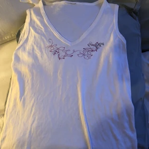 Snygg topp - Jätte snygg topp med fina detaljer! Står ingen strl men sitter som en S!🫶🏻