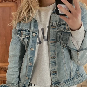 Jeans jacka Zara - Jeansjacka från Zara. . Fint skick. Storlek L men sitter bra på S